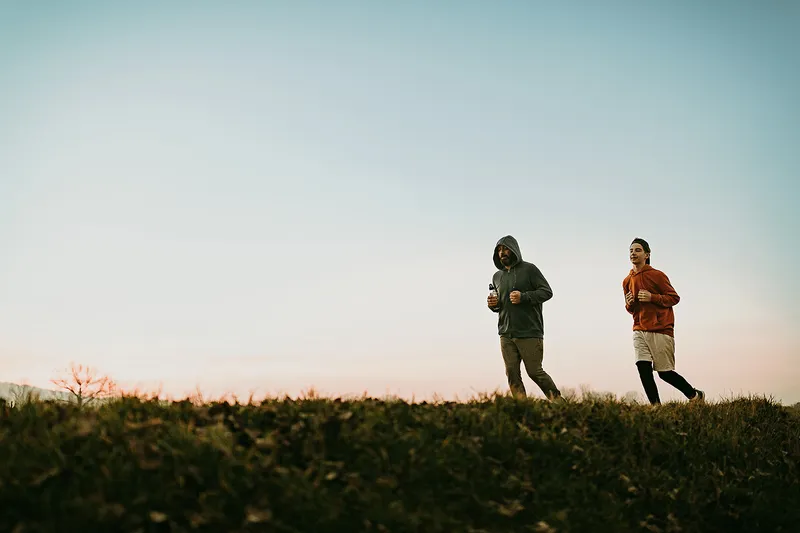 Dos hombres corriendo en un campo