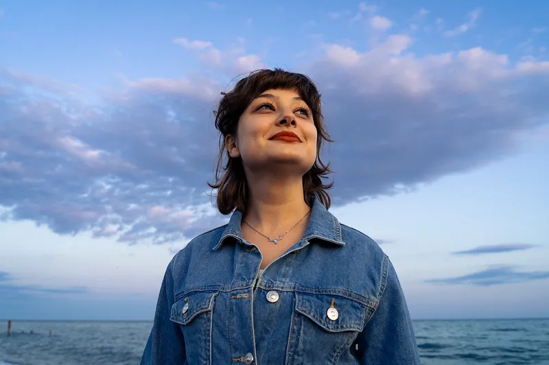 Mujer sonriendo y mirando al horizonte